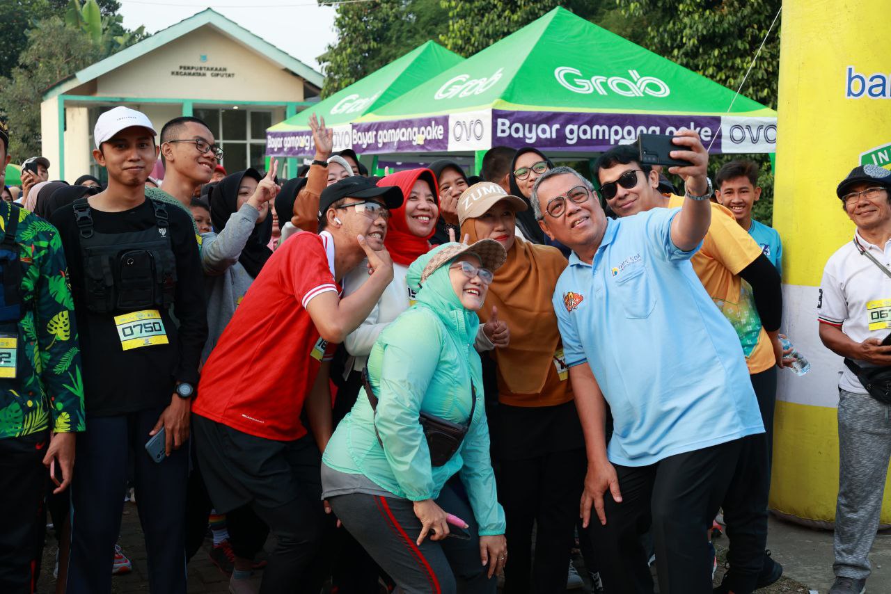 Benyamin saat foto bersama peserta Road to Tangsel Marathon di Kecamatan Ciputat.