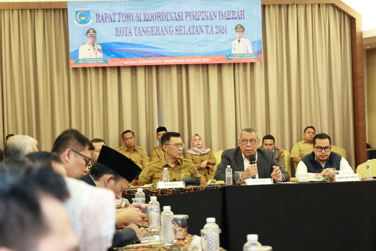 Walikota Benyamin saat pimpin rapat Forum Komunikasi Pimpinan Daerah (Forkopimda) Kota Tangerang Selatan.