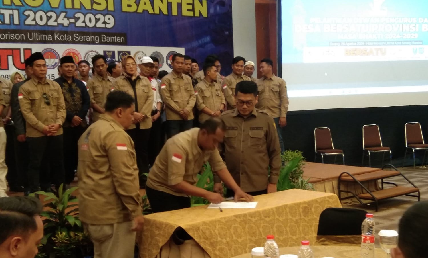 Ketua Umum DPP Desa Bersatu, Mochamad Asri Anas secara resmi melantik kepungurusan DPD Desa Bersatu Provinsi Banten untuk masa bakti 2024-2029.