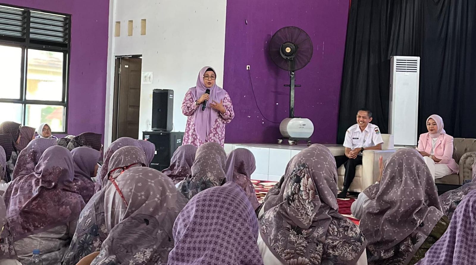 Intan Nurul Hikmah saat menyampaikan sambutannya bersama guru PAUD Kabupaten Tangerang.