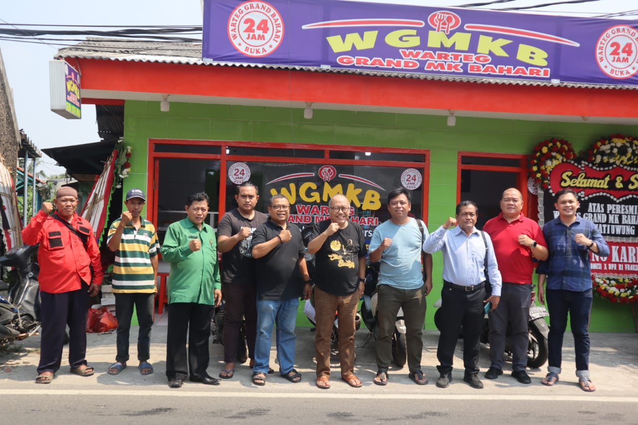 Ananta Wahana bersama pengurus warteg Grand MK Bahari.