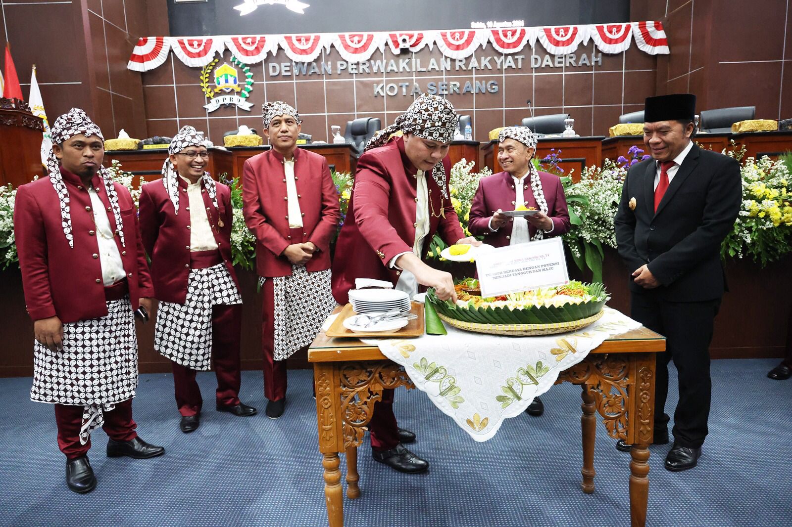 Pimpinan DPRD Kota Serang bersama Pj Al Muktabar saat potong nasi tumpeng.