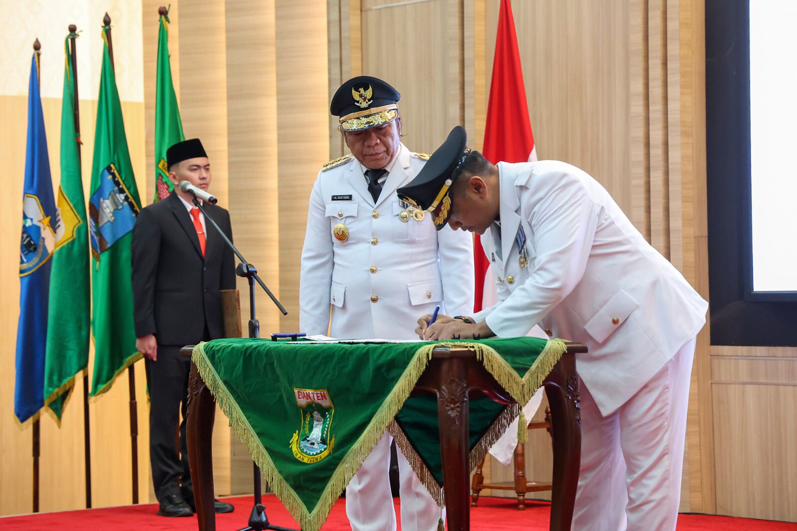 Pj Gubernur Banten Al Muktabar saat melantik Gunawan Rusminto sebagai Penjabat (Pj) Bupati Lebak.