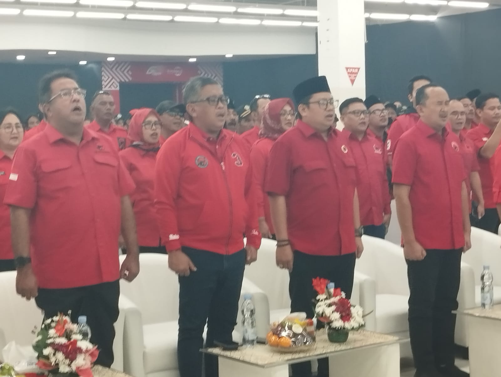 Hasto Sekjen PDIP, Rano Karno, Ade Sumardi, Irvansyah, bersama kader PDIP lainnya.