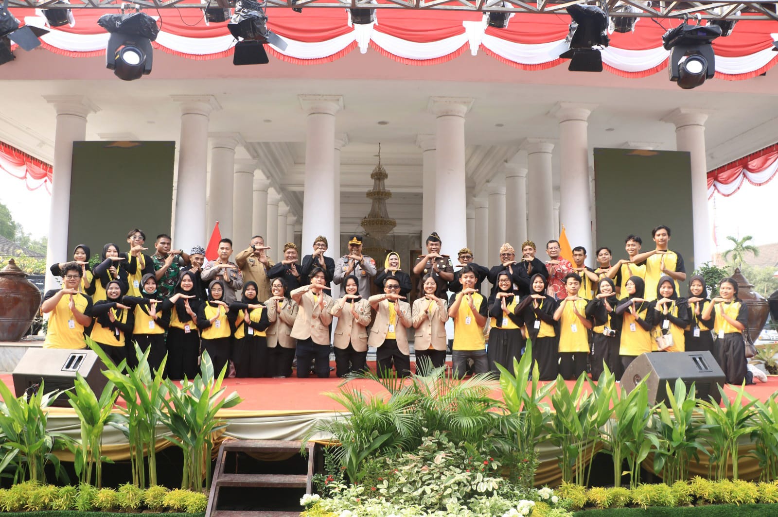 Bupati Tatu bersama KKN UGM Yogyakarta.