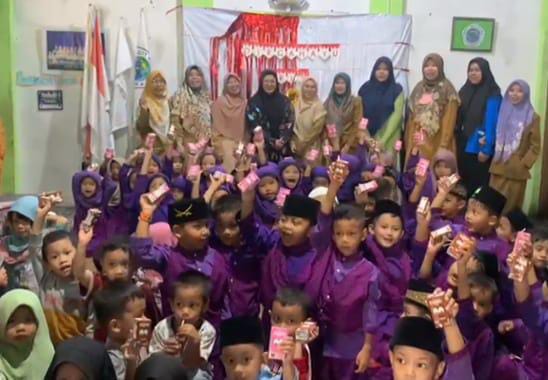 Intan Nurul Hikmah bersama anak-anak PAUD Bina Balita Tigaraksa.