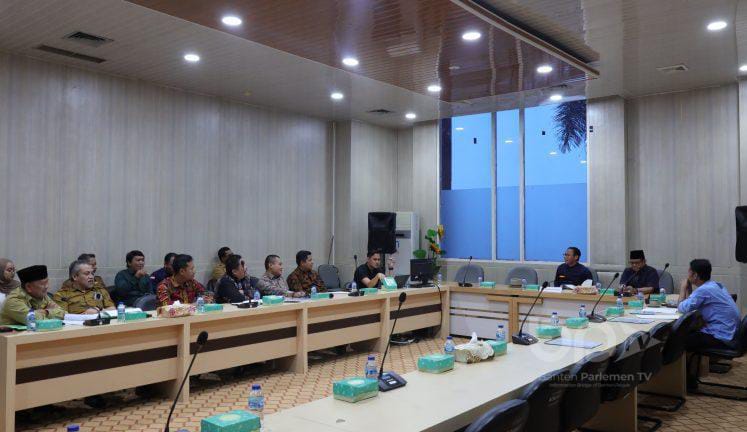 Komisi I DPRD Banten saat rapat kerja dengan Diskominfo dan Komisi Informasi. (Istimewa/DPRD Banten)