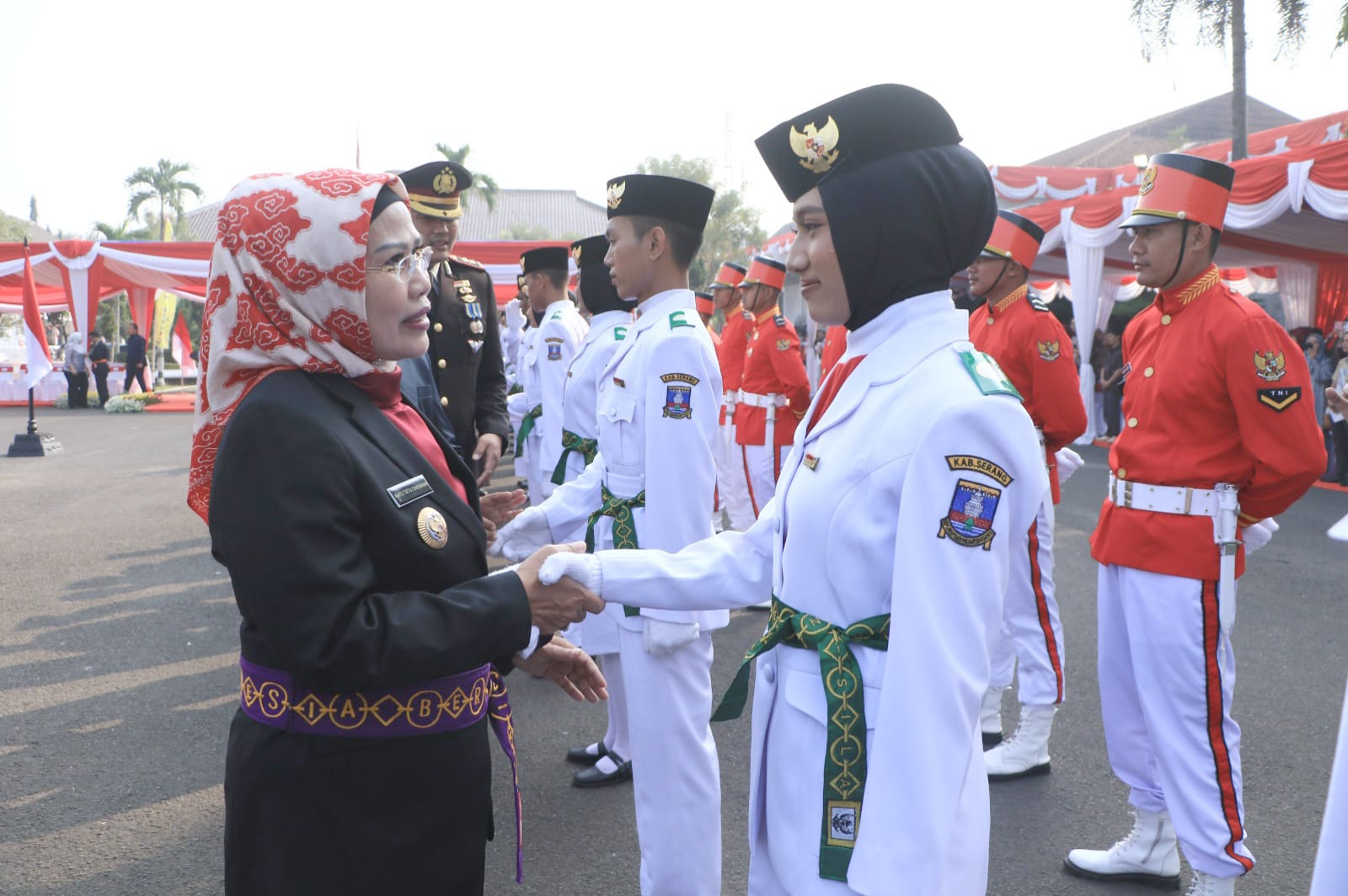 Bupati Tatu saat mengukuhkan Paskibraka.