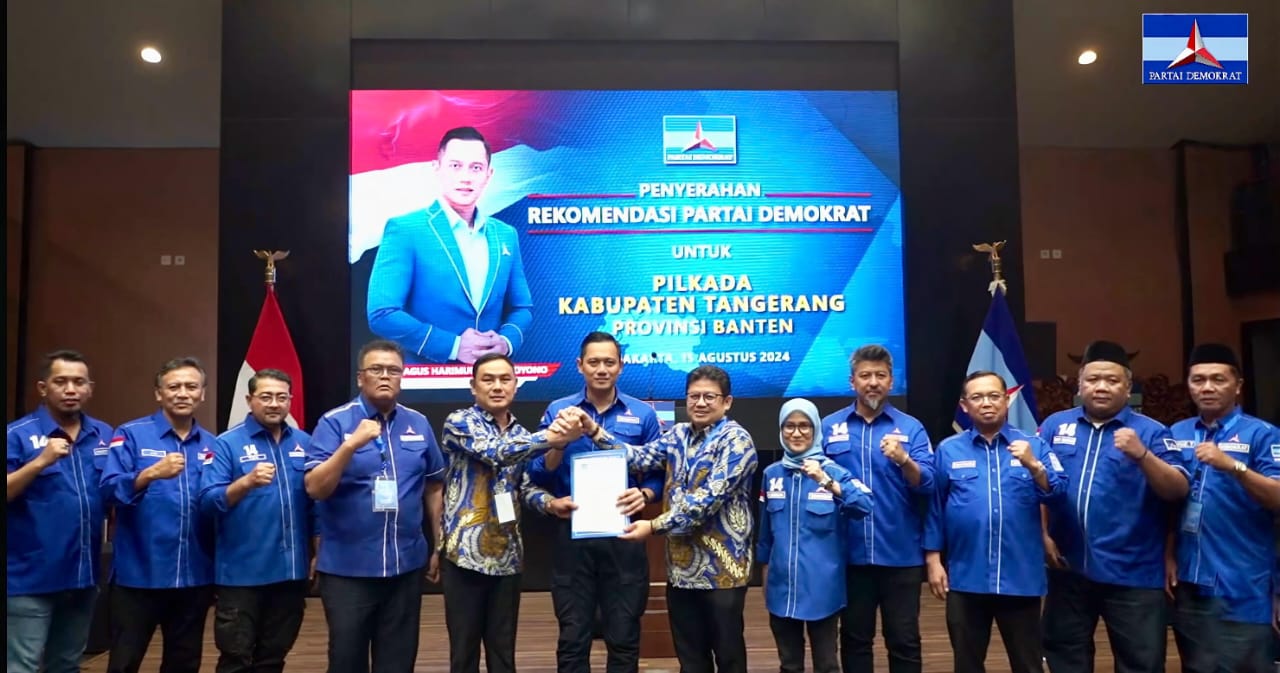 AHY Ketum Demokrat didampingi Jajarannya saat menyerahkan surat rekomendasi untuk Mad Romli dan Irvansyah.