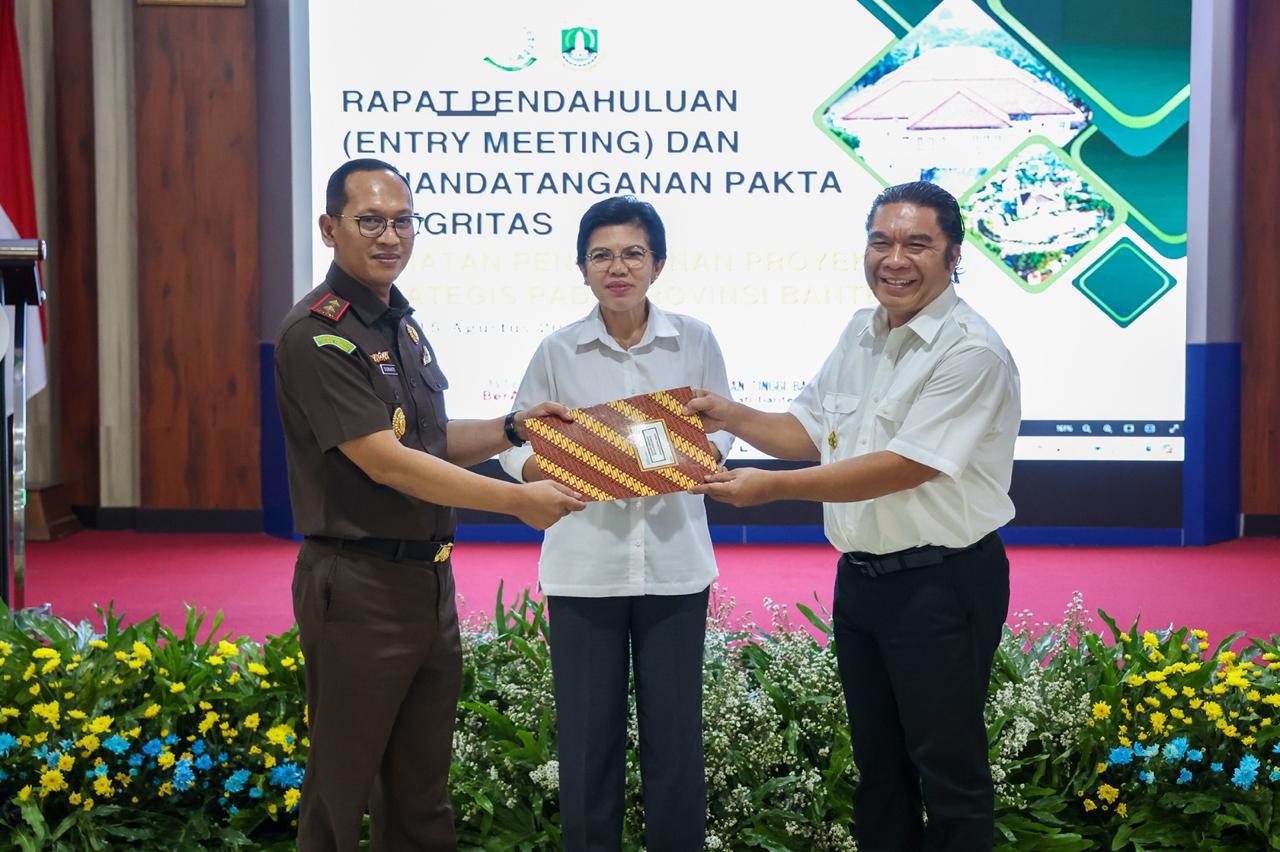 Pj Al Muktabar bersama Kepala Kejati Banten Siswanto.