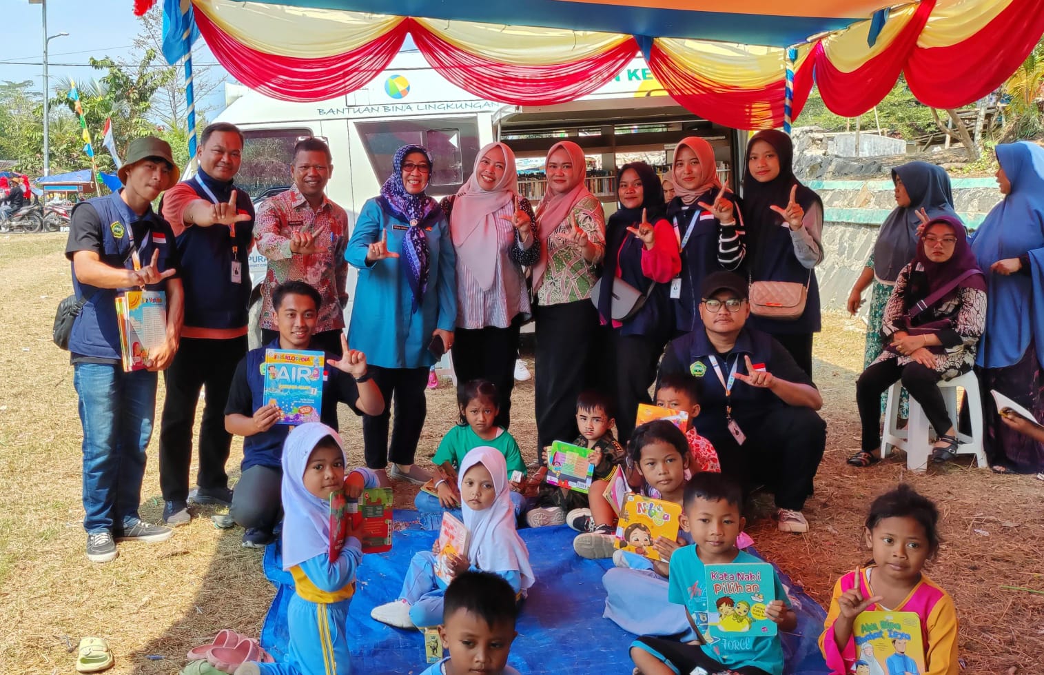 Kepala Perpusda Neneng Nuraeni bersama anak-anak saat membaca buku.