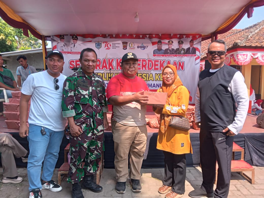 Plt Camat Cimanuk Rifa'i saat menyerahkan hadiah di perlombaan HUT RI.