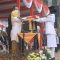 Bupati Tatu saat menyerahkan bendera pusaka ke paskibraka di Upacara HUT RI.