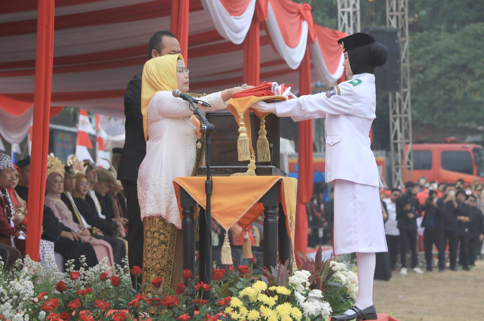 Bupati Tatu saat menyerahkan bendera pusaka ke paskibraka di Upacara HUT RI.