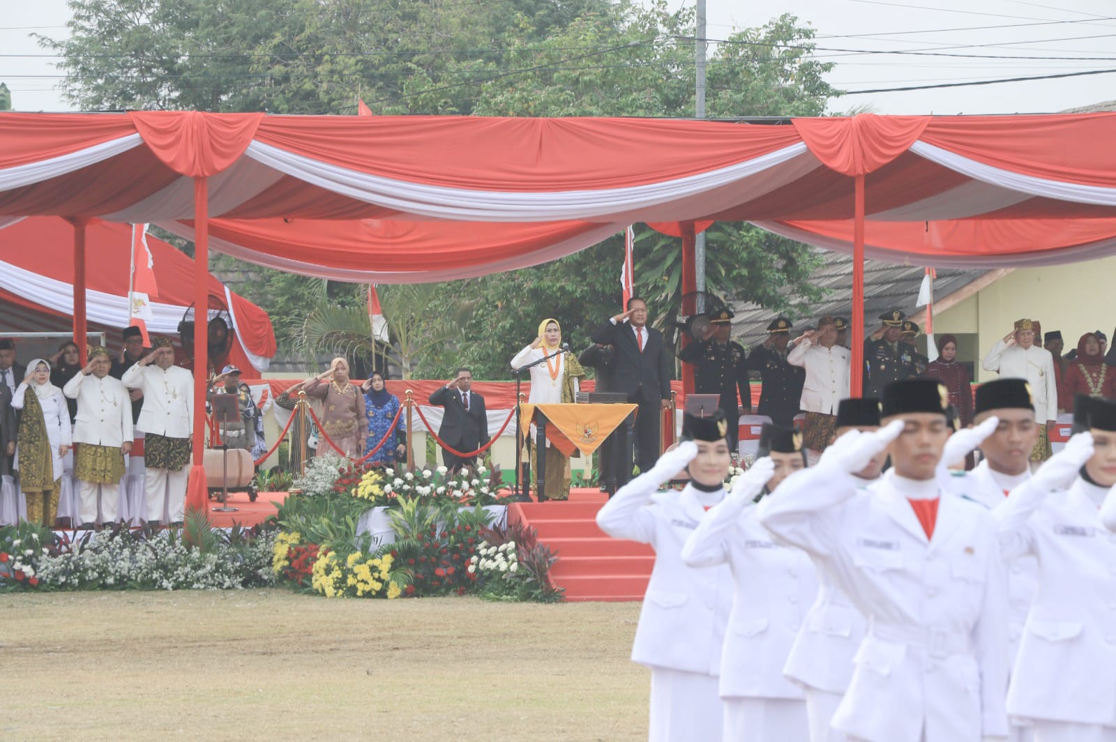 Upacara pengibaran bendera merah putih di kabupaten serang.