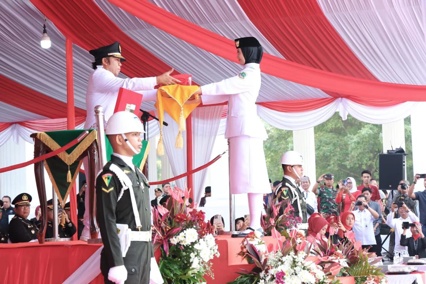 Penjabat Gubernur Banten Al Muktabar saat memberikan bendera pusaka ke Paskibraka.