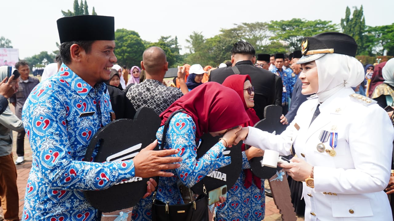 Kader penyuluh KB saat simbolis diberi kunci kendaraan motor oleh Bupati Irna.