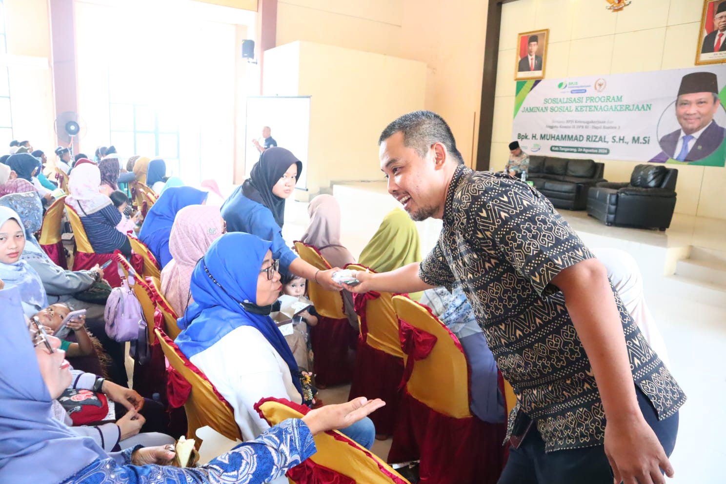 Masyarakat saat diberikan makanan bergizi oleh tim Muhammad Rizal DPR.