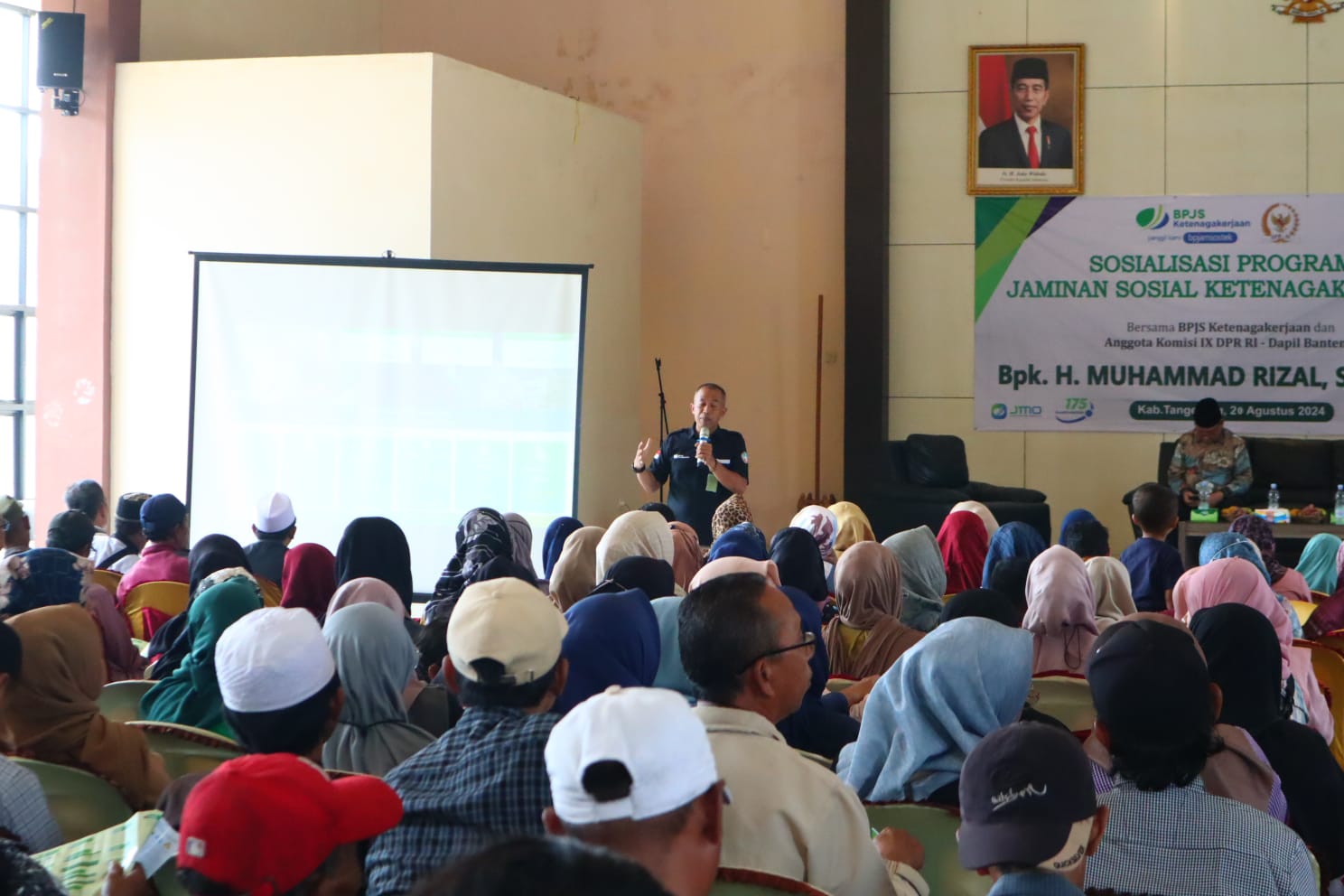 Iwan narasumber dari BPJS Ketenagakerjaan cabang Cikupa saat menyampaikan materi sosialisasi.