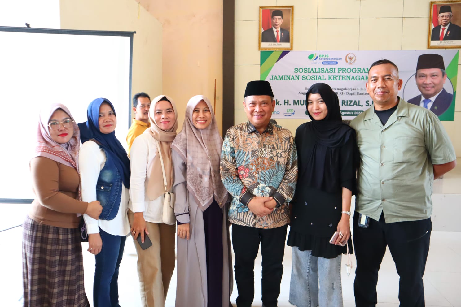 Muhammad Rizal DPR saat foto bersama masyarakat.