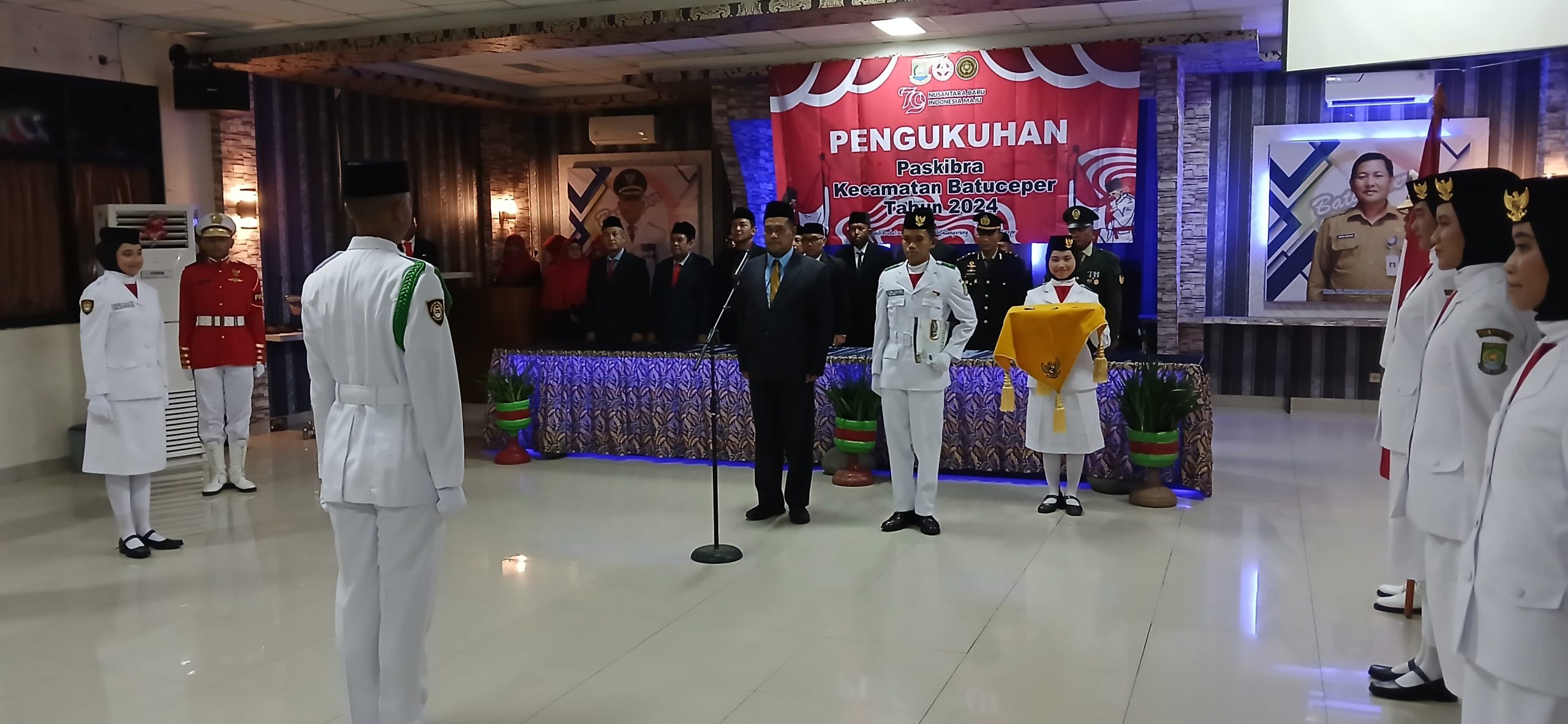 Camat Mulyani saat mengukuhkan Paskibraka di Kecamatan Batuceper.