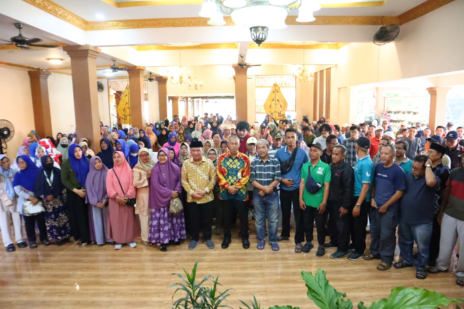 Legislator Muhammad Rizal saat foto bersama masyarakat.