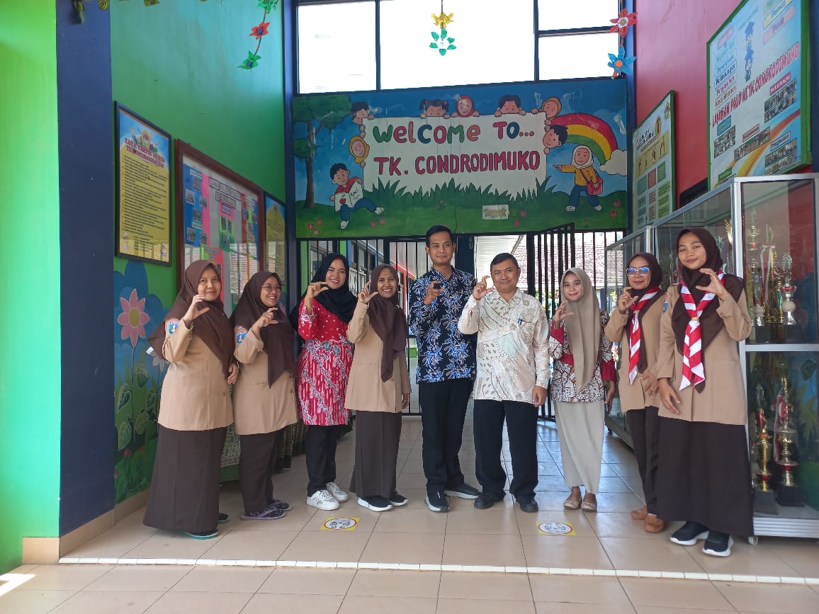 Tim Peneliti UT dan UPI Kampus Serang saat foto bersama di Taman Kanak-kanak Condrodimuko Kecamatan Pulomerak Kota Cilegon.