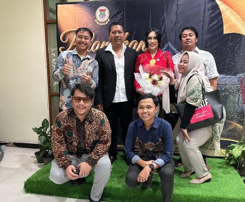 Gita Swarantika Anggota DPRD Kabupaten Tangerang Fraksi PDIP bersama keluarganya.