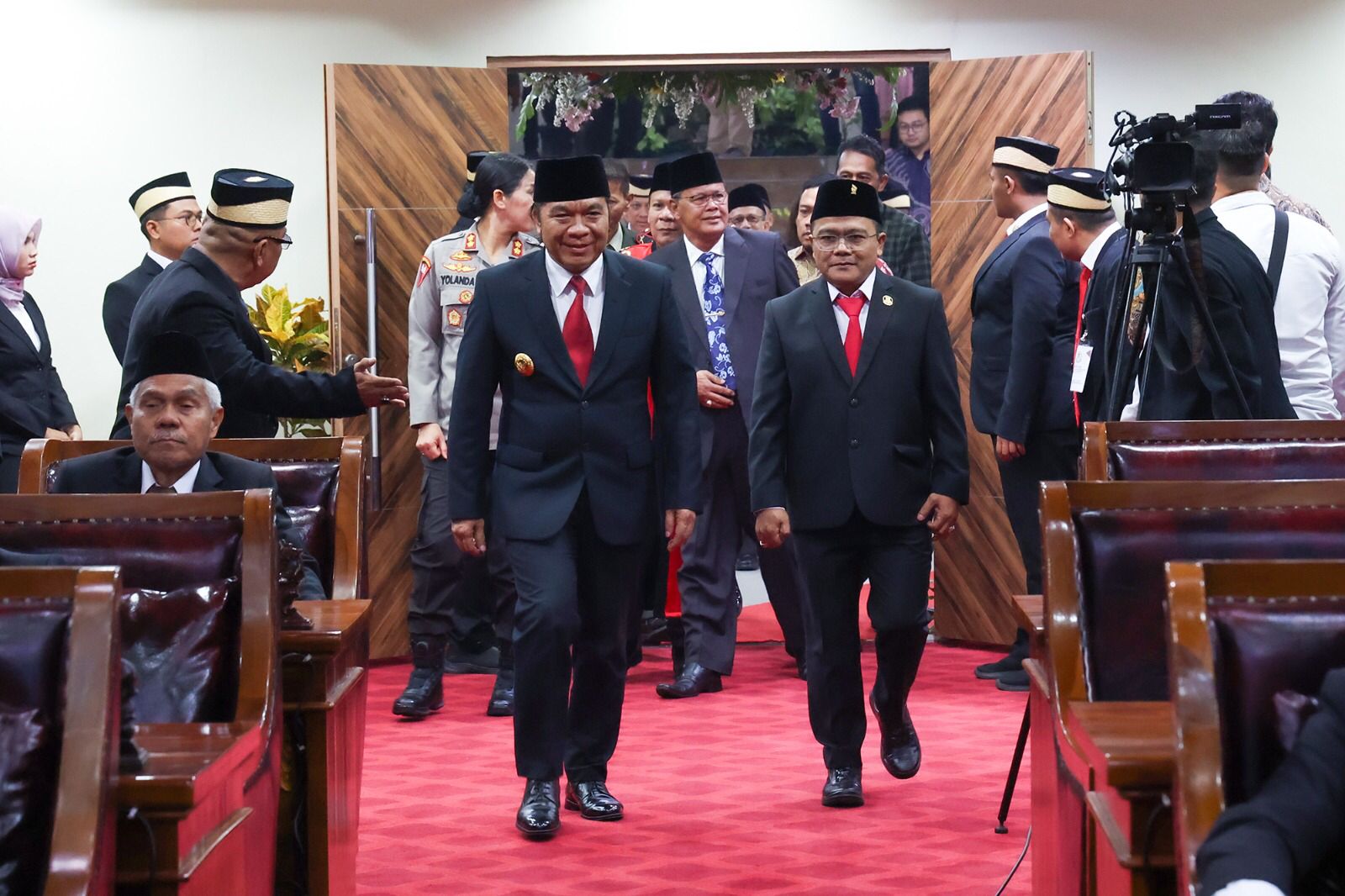 Pj Gubernur Banten Al Muktabar bersama Kholid Ismail DPRD Kabupaten Tangerang.