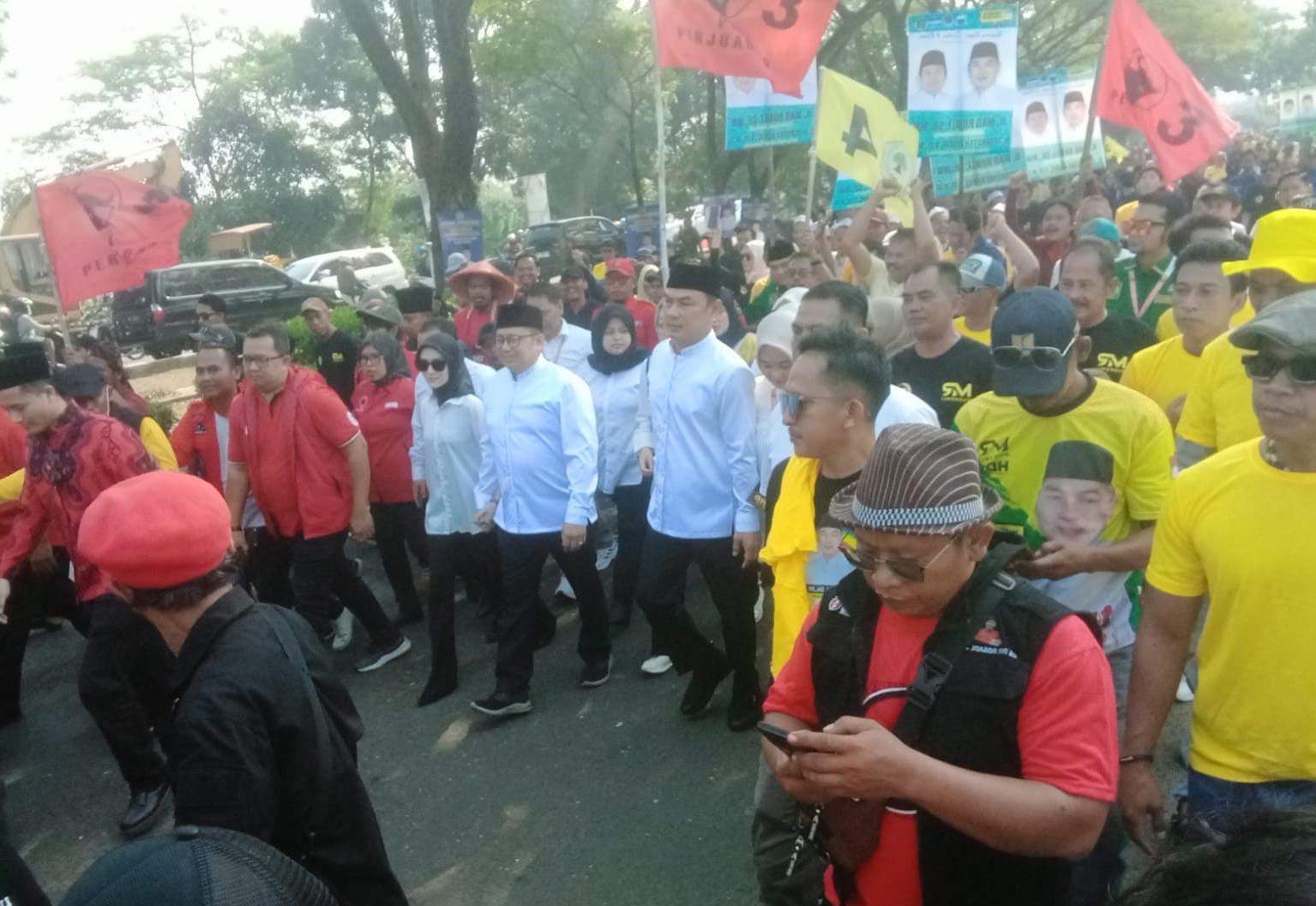 Pasangan Mad Romli - Irvansyah bersama para pendukungnya saat pawai jalan menuju KPU Kabupaten Tangerang