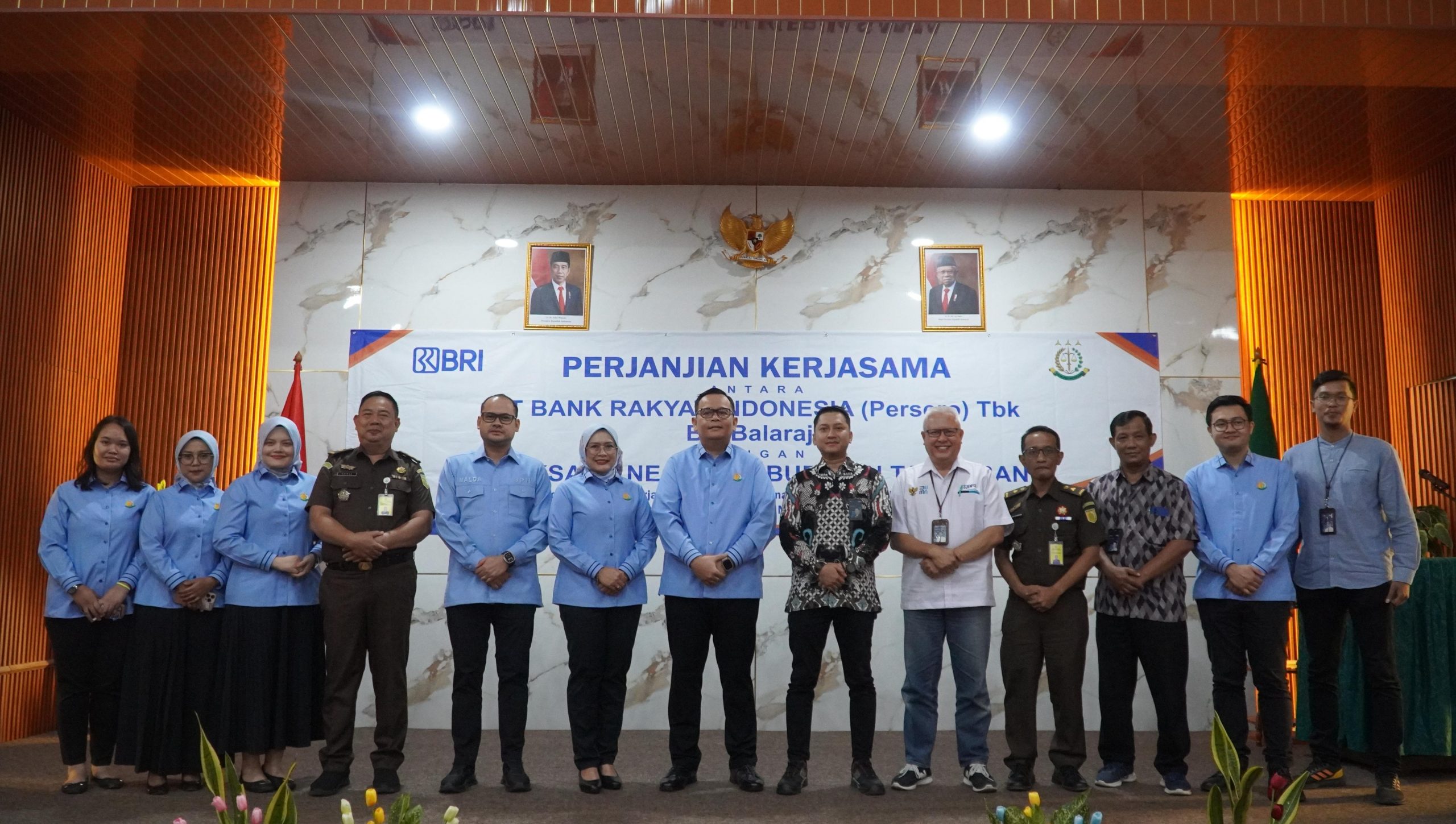 Kepala Kejaksaan Negeri Kabupaten Tangerang, Ricky Tommy Hasiholan bersama jajaran Pemimpin Cabang BRI Balaraja, Dicky Satria.