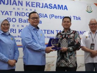 Kepala Kejaksaan Negeri Kabupaten Tangerang, Ricky Tommy Hasiholan bersama Pemimpin Cabang BRI Balaraja, Dicky Satria.