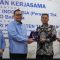 Kepala Kejaksaan Negeri Kabupaten Tangerang, Ricky Tommy Hasiholan bersama Pemimpin Cabang BRI Balaraja, Dicky Satria.
