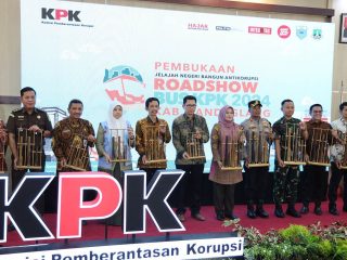 Para pejabat Pemprov Banten dan Pemkab Pandeglang di acara pembukaan roadshow Bus KPK.