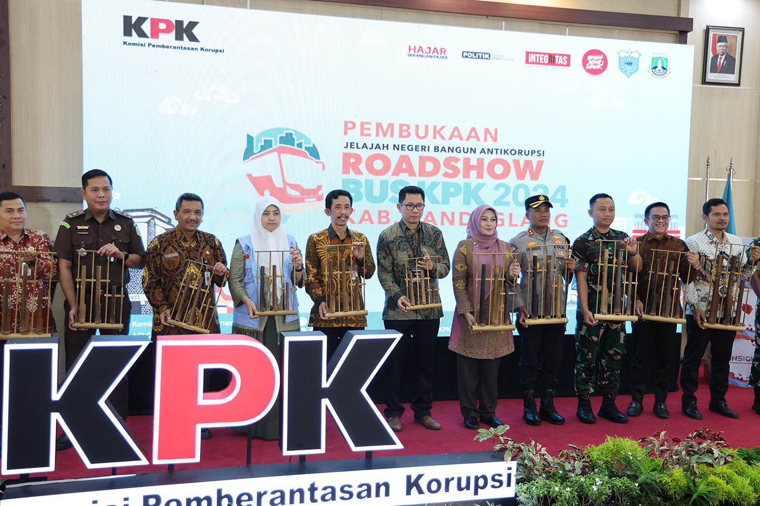 Para pejabat Pemprov Banten dan Pemkab Pandeglang di acara pembukaan roadshow Bus KPK.