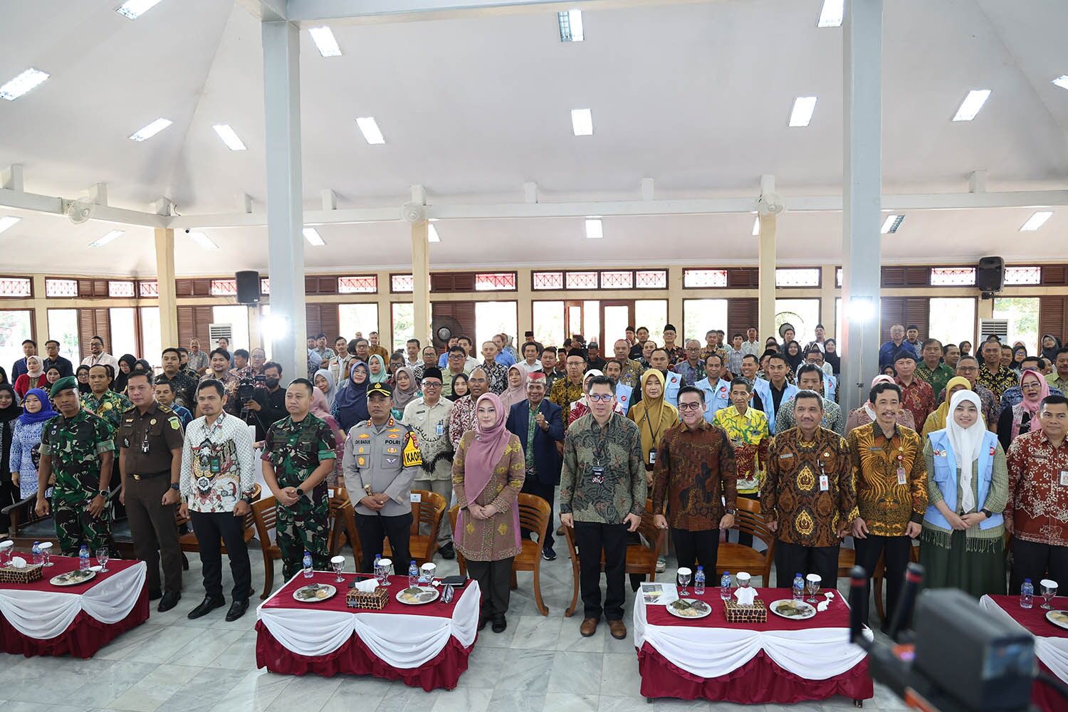 Para pejabat Pemprov Banten dan Pemkab Pandeglang di acara pembukaan roadshow Bus KPK.