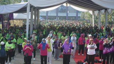 Intan Nurul hikmah saat senam osteoporosis bersama ribuan masyarakat.