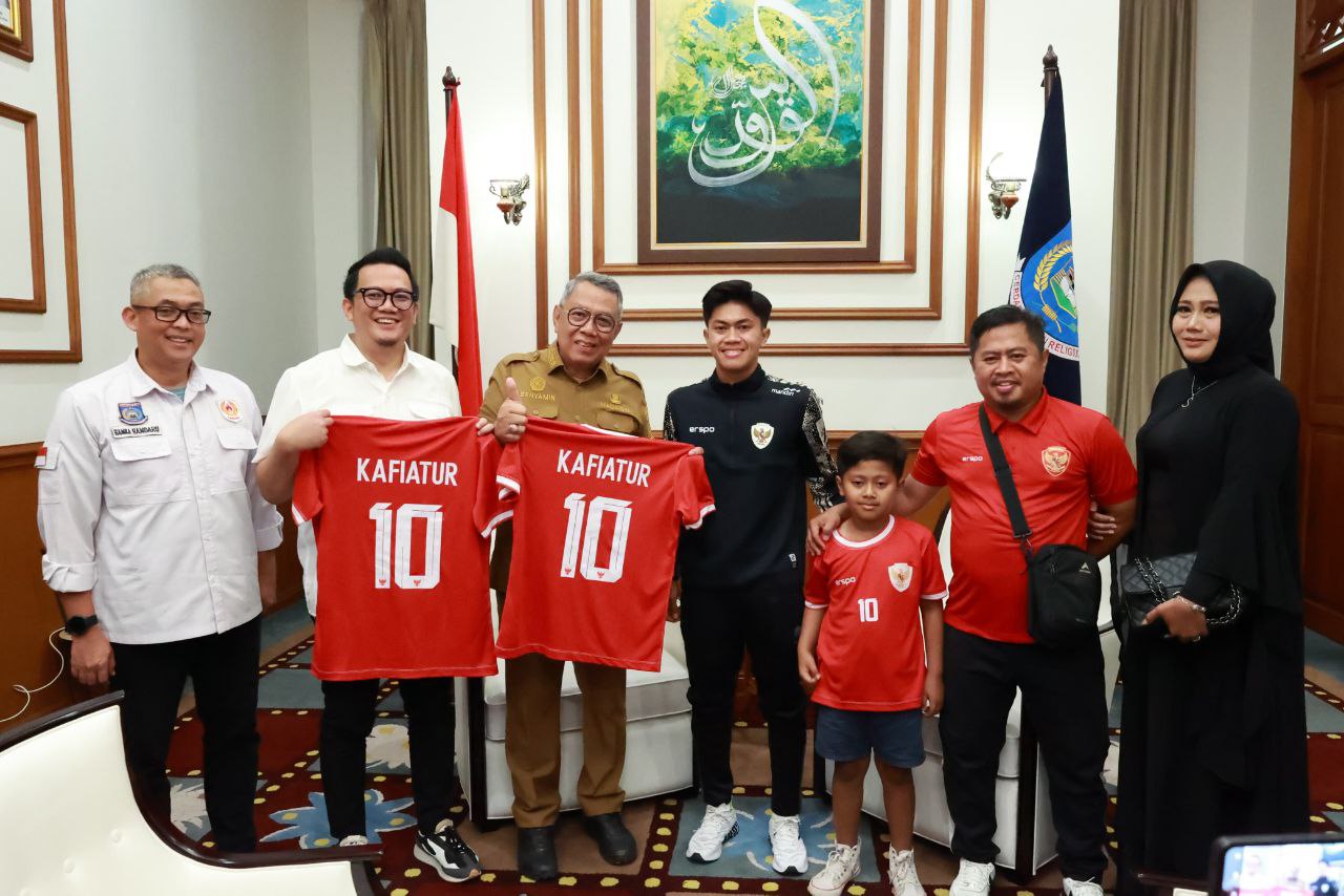 Wali Kota Benyamin Davnie bersama Kafiatur Rizky.