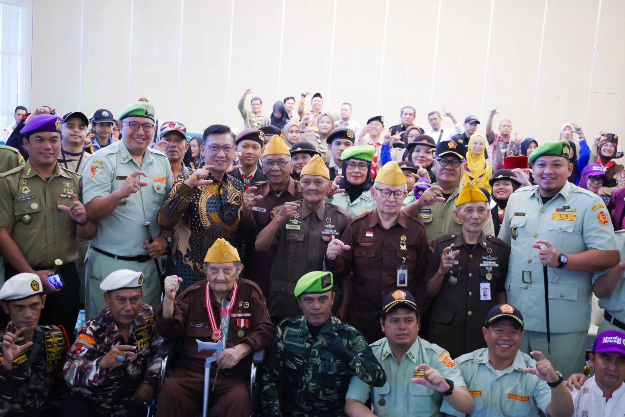 Bambang Noertjahjo Sekda Tangsel bersama veteran.