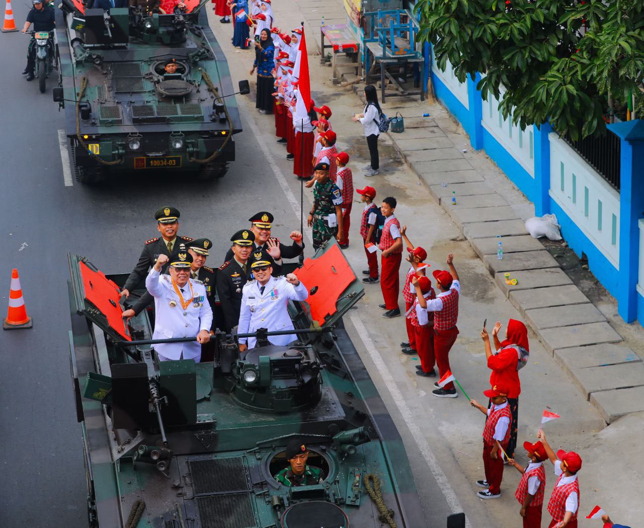 Walikota Benyamin dan Pilar Saga Ichsan saat naik Tank.