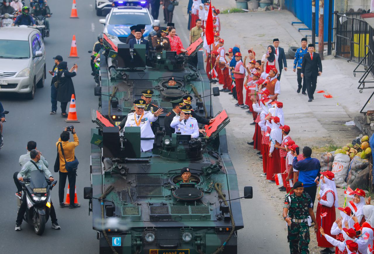 Walikota Benyamin dan Pilar Saga Ichsan saat naik Tank.