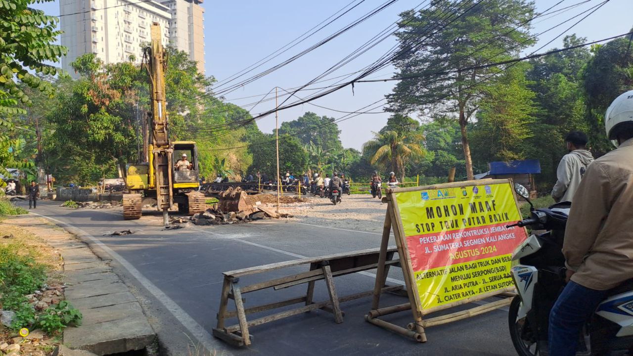 Perbaikan jembatan di kali Angke Tangsel.