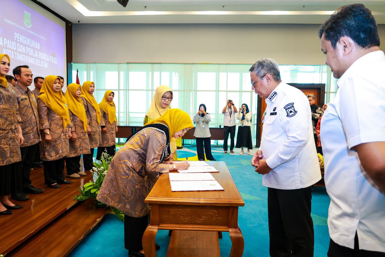 Walikota Benyamin saat mengukuhkan Pokja Bunda PAUD Tangsel.