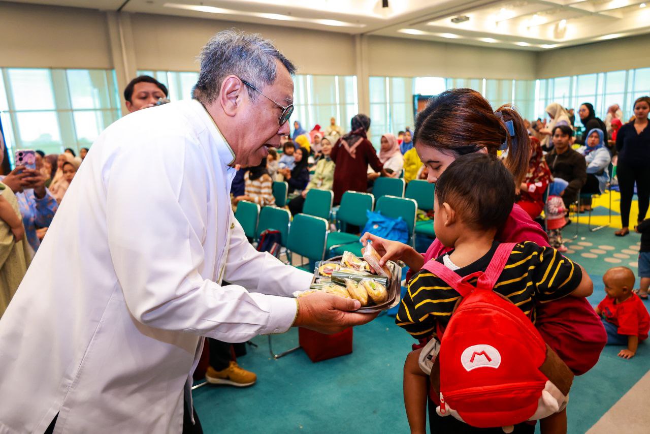 Walikota Benyamin saat memberikan makanan bergizi untuk anak.