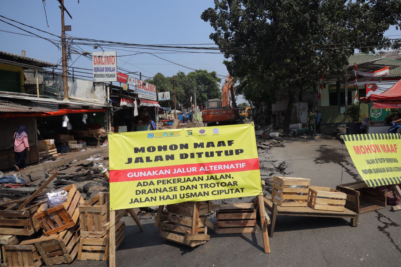 Perbaikan Jalan Haji Usman Pasar Ciputat.