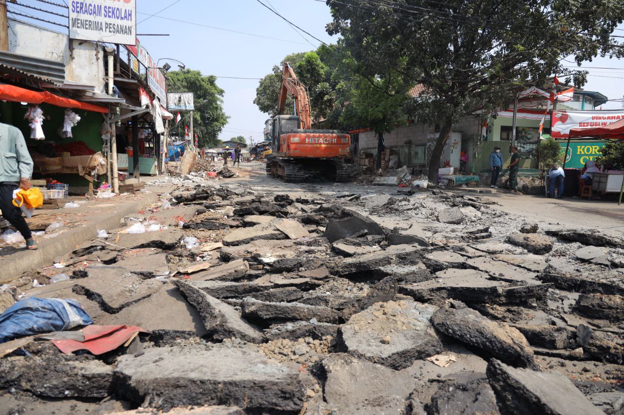 Perbaikan Jalan Haji Usman Pasar Ciputat.