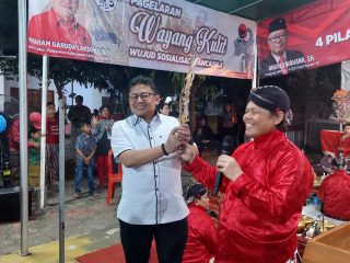 Irvansyah saat bersama pemain budaya wayang kulit.