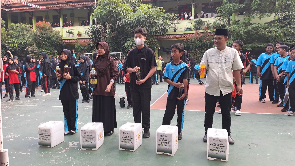 Anak-anak sekolah mengikuti program SEMANGAT Ruang Amal Indonesia.