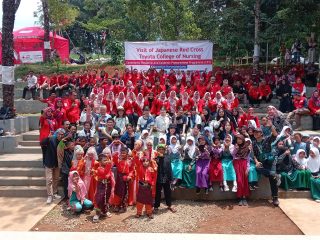 Personil PMI Pandeglang bersama Siswa Sekolah Tinggi Keperawatan Toyota Palang Merah Jepang.