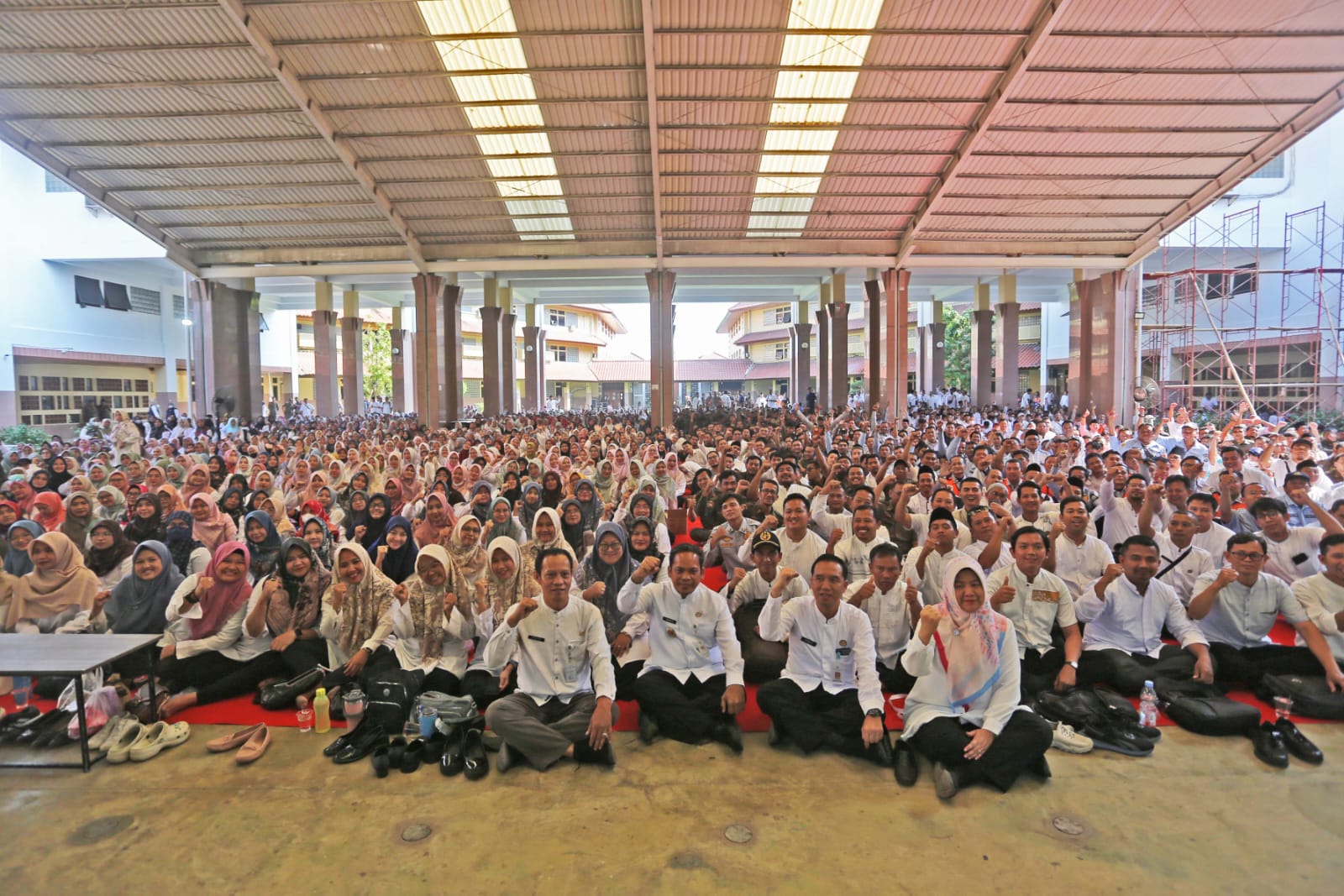 Pj Dr Nurdin bersama para pegawai non ASN di Pemkot Tangerang.